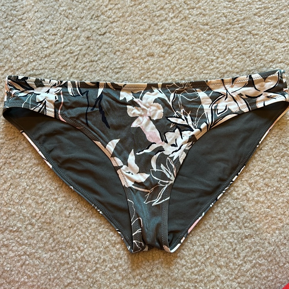 New! Never worn Athleta swim suit bottom size L